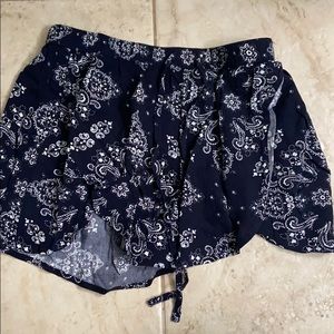 Hollister flowy shorts
